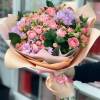 Сборный букет с хризантемой и розой в упаковке R1226