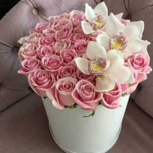 Орхидеи и розовые розы в белой коробке R785