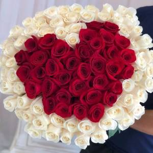 101 крупная роза с сердцем и оформлением R1253
