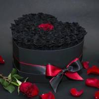 51 черная роза в коробке сердце R830